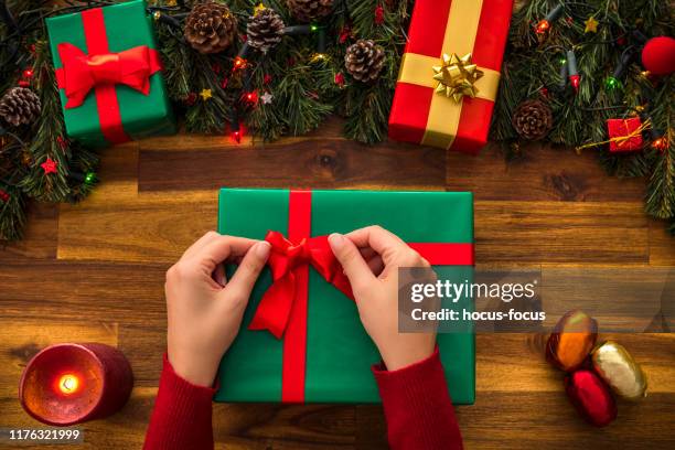 christmas present - new year gifts imagens e fotografias de stock
