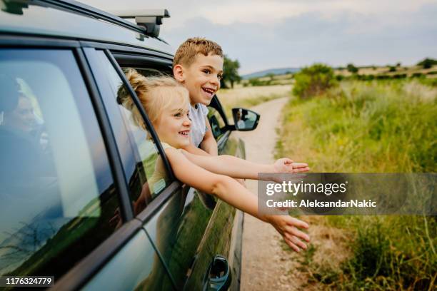 auf der roadtrip - young child car driving stock-fotos und bilder