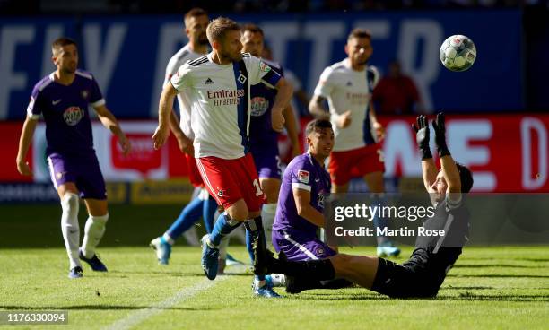 Aaron Hunt of Hamburg scores the fourth goal during the Second Bundesliga match between Hamburger SV and FC Erzgebirge Aue at Volksparkstadion on...