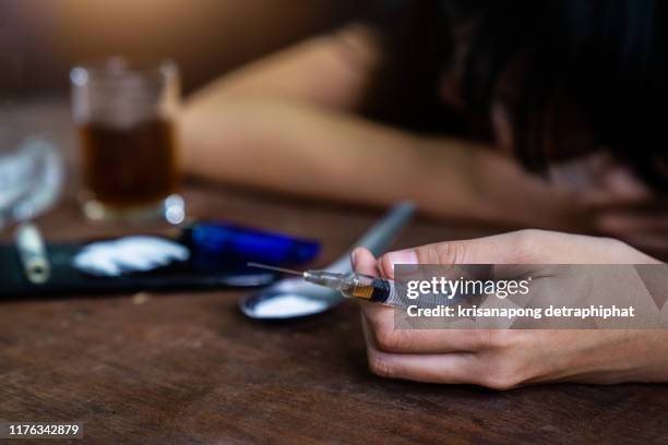 drug addicted woman getting heroin injection in the room,drug abuse, substance abuse - drugsmisbruik stockfoto's en -beelden