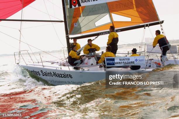 Le Nantes Saint-Nazaire, skippé par Pierre-Loïc Berthet et Marc Guessard, participe, le 30 juin 2002 au large de Dunkerque, à la troisième régate de...