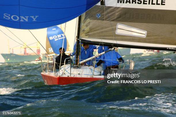 Le Marseille, skippé par Dimitri De Ruelle participe, le 30 juin 2002 au large de Dunkerque, à la troisième régate de la 25e édition du Tour de...