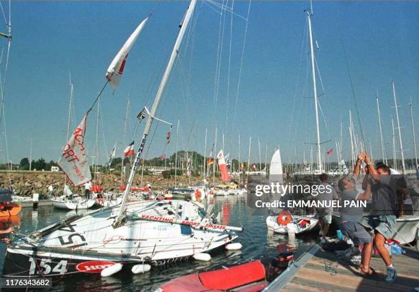 Un concurrent teste la stabilité de son bateau, le 26 septembre dans le port du Moulin blanc à Brest, à la veille du départ de la 11ème Mini Transat...