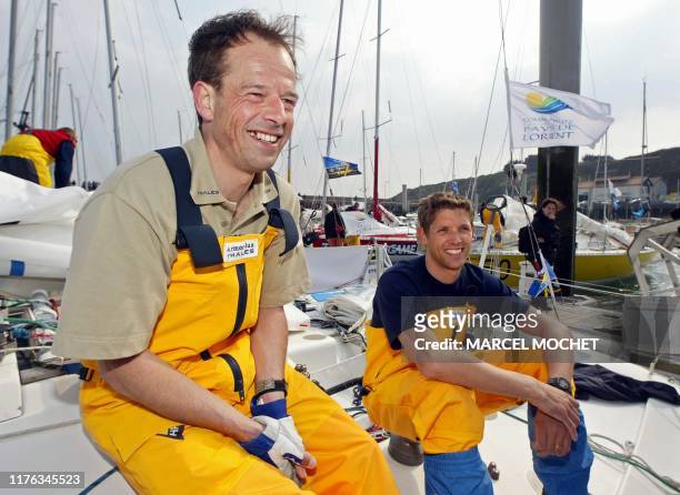Les marins français Erwan Tabarly et Philippe Vicariot, co-skippers du monocoque "Thalès/Armor-Lux", sourient, le 12 avril 2002 au port de Lorient,...