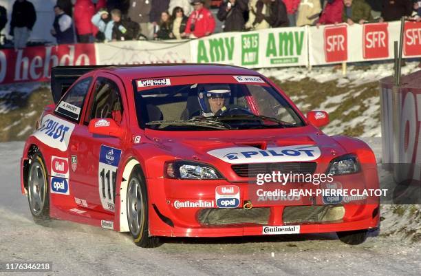 Le pilote Alain Prost participe au volant de son Opel Astra, le 17 janvier 2003 à Lans-en-Vercors, à une course automobile sur le circuit de glace...