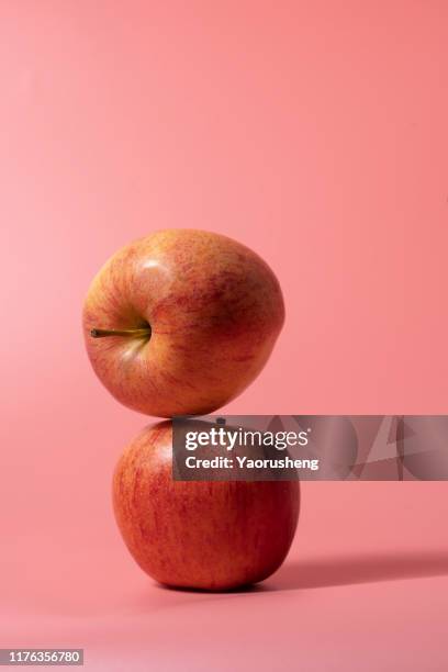 two apples on pink background - green apple slices stock pictures, royalty-free photos & images
