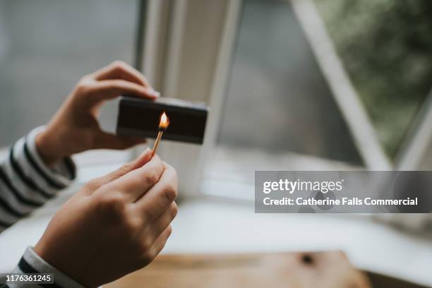 strike a match - streichholzschachtel stock-fotos und bilder