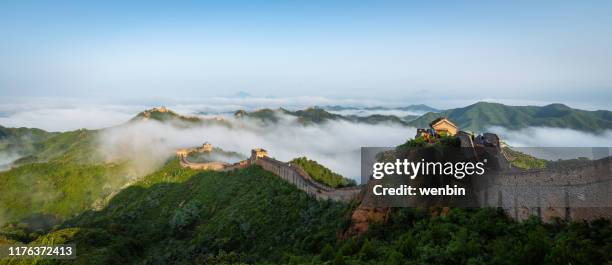 the great wall is in the fog - chinese muur noord china stockfoto's en -beelden