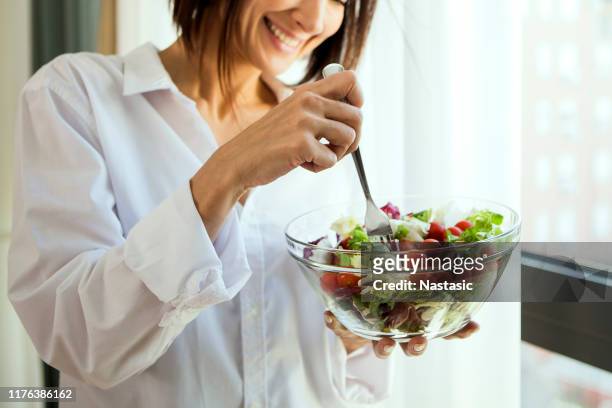 eating healthy - salada imagens e fotografias de stock