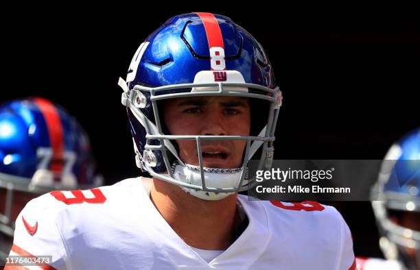 Quarterback Daniel Jones of the New York Giants takes the field to warm up before their game against the Tampa Bay Buccaneers at Raymond James...