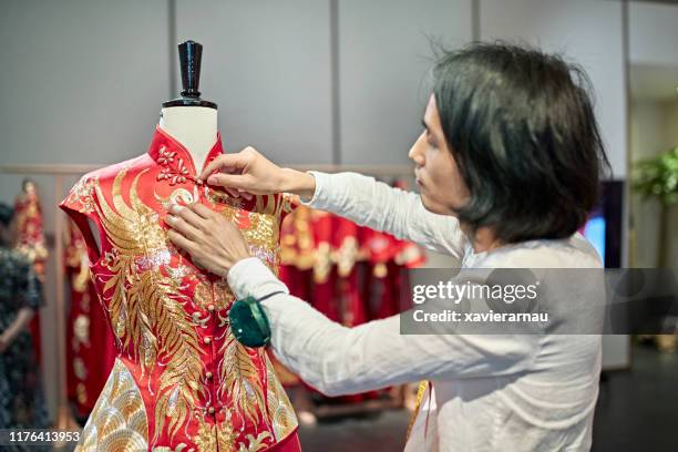 chinese designer fastening qun gua on dressmaker’s model - dressmaker's pattern stock pictures, royalty-free photos & images