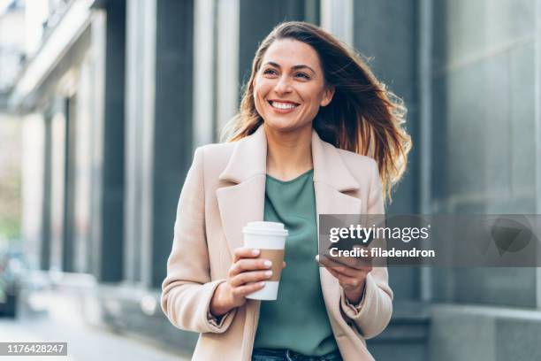 walking and texting - pavement cafe imagens e fotografias de stock