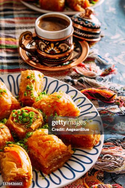 köstliche türkische dessert baklava - turkish coffee stock-fotos und bilder