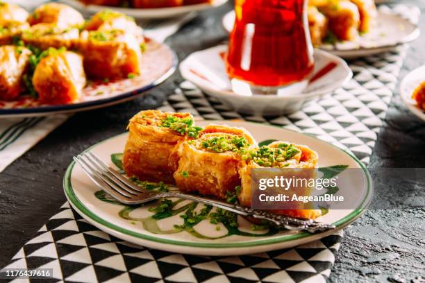 köstliche türkische dessert baklava - türkei tee stock-fotos und bilder