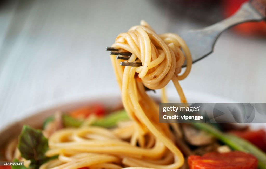 Salchicha casera y espaguetis de tomate