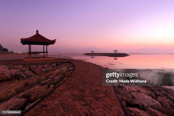 sunrise view at the beach - made widhana - fotografias e filmes do acervo