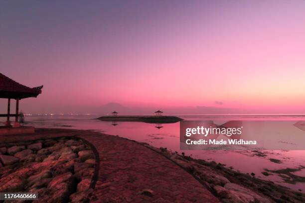 sunrise view at the beach - made widhana - fotografias e filmes do acervo