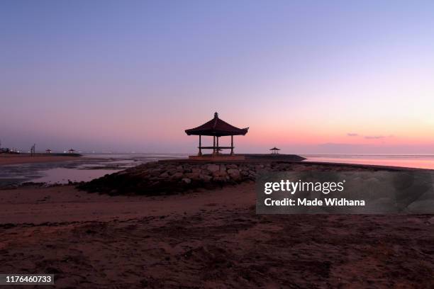 sunrise view at the beach - made widhana - fotografias e filmes do acervo