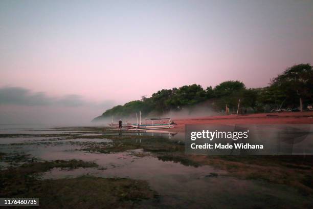 sunrise view at the beach - made widhana - fotografias e filmes do acervo