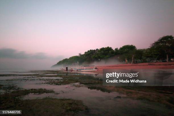 sunrise view at the beach - made widhana 個照片及圖片檔