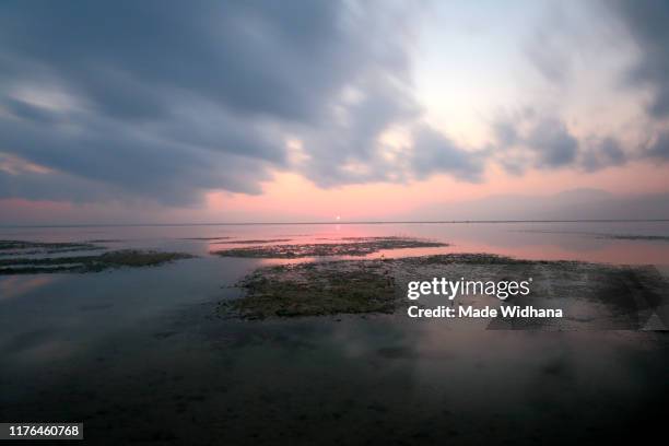 sunrise view at the beach - made widhana - fotografias e filmes do acervo