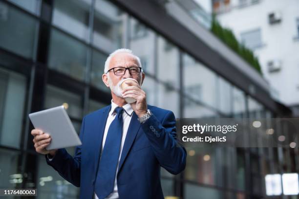 senior zakenman op een koffiepauze. - drinking coffee before work stockfoto's en -beelden