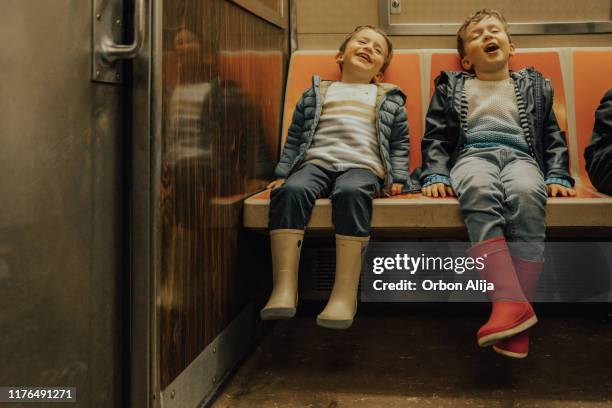 pojkar tar tunnelbanan - new york trip bildbanksfoton och bilder