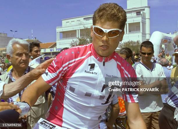 Allemand Jan Ullrich, qui effectue son retour à la compétition, signe des autographes à Palavas-Les-Flots avant le départ de la première étape du 52e...