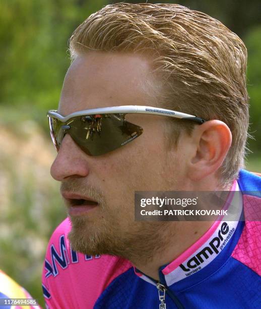 Le Belge Franck Vandenbroucke roule dans le peloton, le 22 Mai 2001, lors de la 1ere étape du Grand Prix cycliste du Midi-Libre entre Gruissan et...