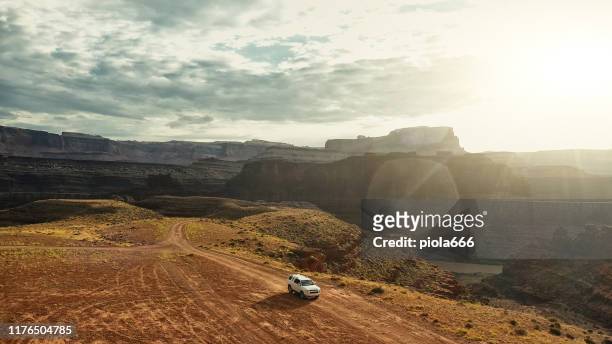 drohnenansicht: auto am shafer trail canyonlands - off road stock-fotos und bilder