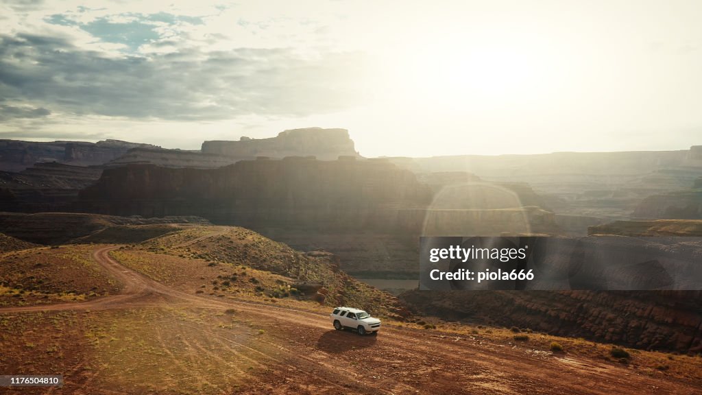 Opinião do zangão: carro na fuga Canyonlands de Shafer