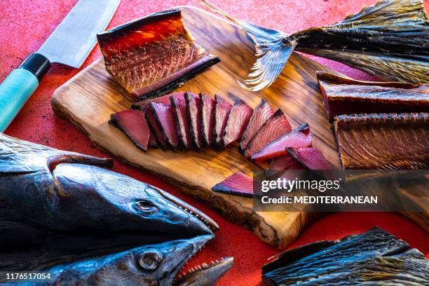 atún seco en rodajas de pescado mediterranean bonito sarda - atun fotografías e imágenes de stock