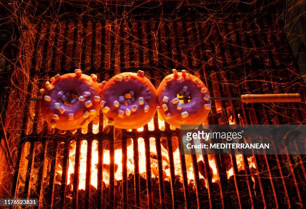 barbecue roze donut spies als burn your fat - irony stockfoto's en -beelden
