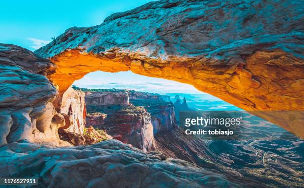 mesa arch sunrise - landschap natuur stockfoto's en -beelden