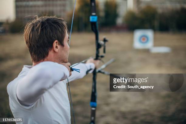 archer do homem que aponta no alvo - bow and arrow - fotografias e filmes do acervo