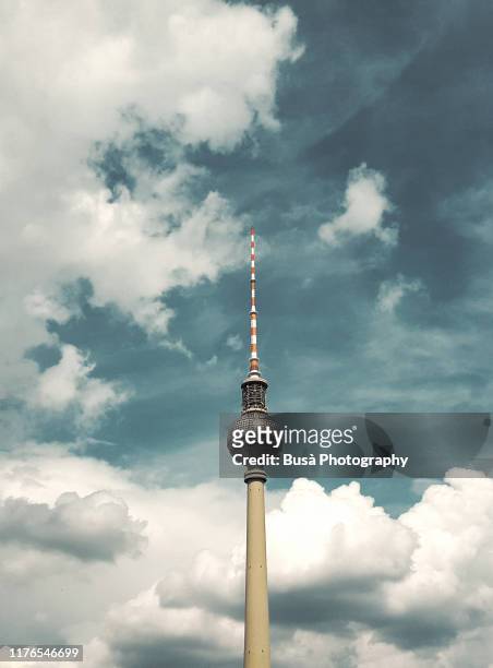 berlin fernsehturm (tv tower). berlin, germany - berlin fernsehturm stock-fotos und bilder