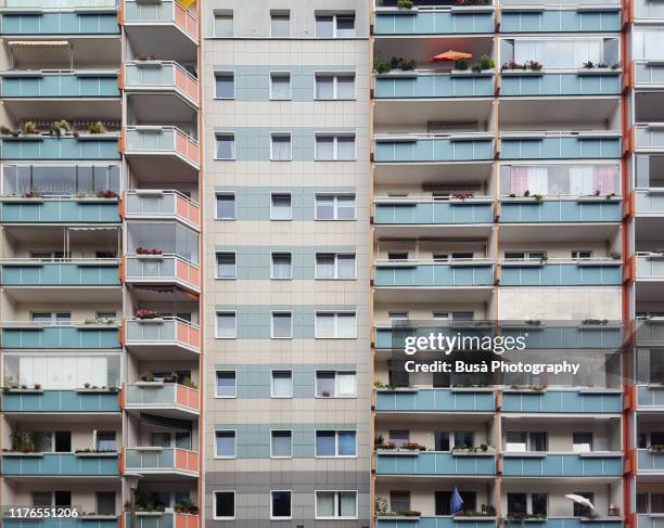facade of prefabricated housing (plattenbau) in east berlin, germany - alemania del este fotografías e imágenes de stock
