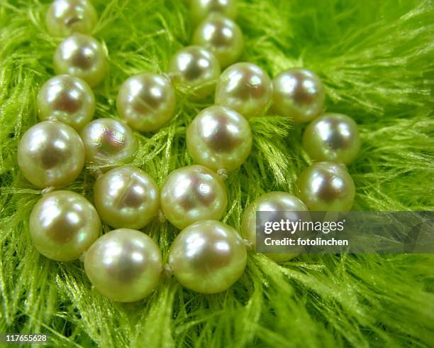pearls - grüner hintergrund stock pictures, royalty-free photos & images