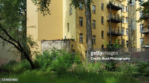 courtyard of residential buildings in east berlin, germany - patio de edificio fotografías e imágenes de stock