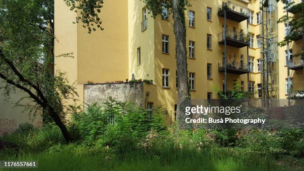 courtyard of residential buildings in east berlin, germany - courtyard 個照片及圖片檔