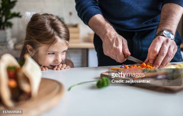 vater und tochter in der küche zu hause machen tortillas - diet carrot stock-fotos und bilder