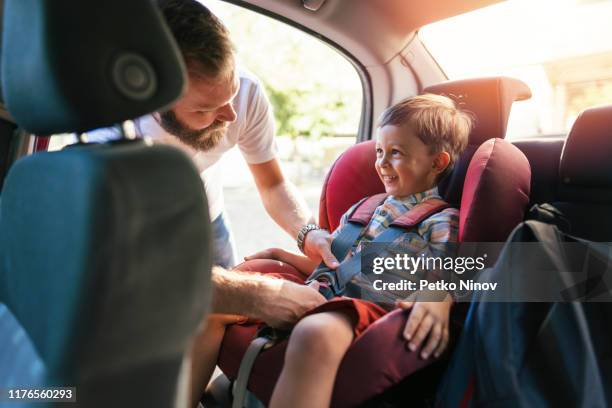 father going on a travel with his son - car safety seat stock pictures, royalty-free photos & images