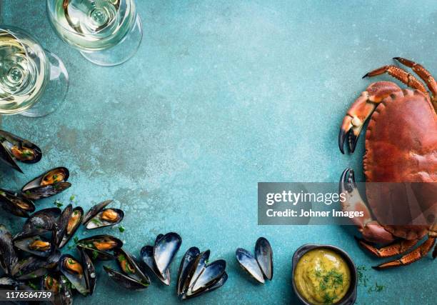 wineglasses and seafood - crab seafood stockfoto's en -beelden