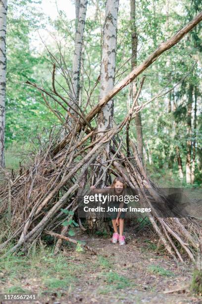 girl inside hut - cabane structure bâtie photos et images de collection
