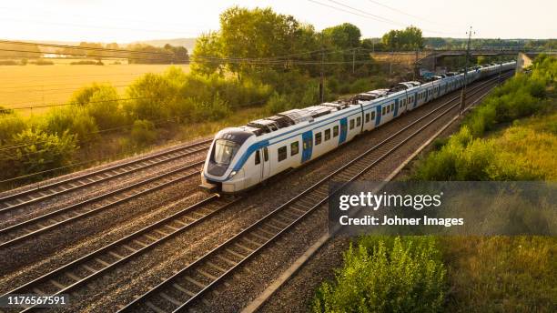 train on tracks - trem imagens e fotografias de stock