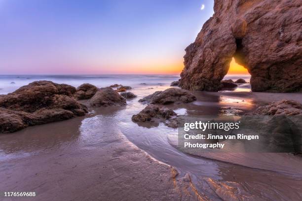 long exposure seascape at el matador state beach at sunset - malibu beach stockfoto's en -beelden