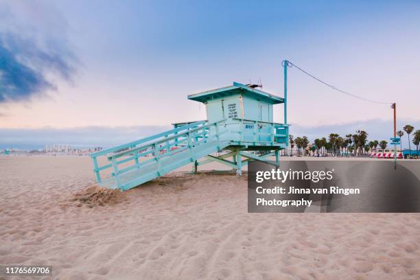 life guard tower on the beach in venice, california - cabina del guardaspiaggia foto e immagini stock