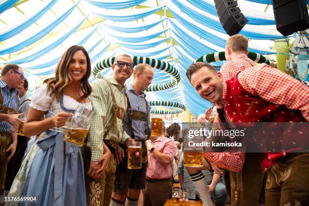 bierzelt, oktoberfest in münchen - theresienwiese stock-fotos und bilder