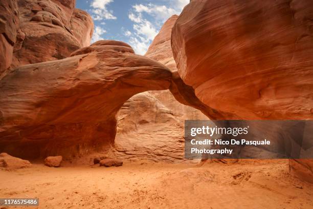 arizona's arches national park - moab utah fotografías e imágenes de stock