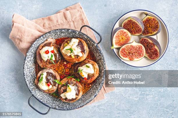 stuffed grilled figs - queso de cabra fotografías e imágenes de stock